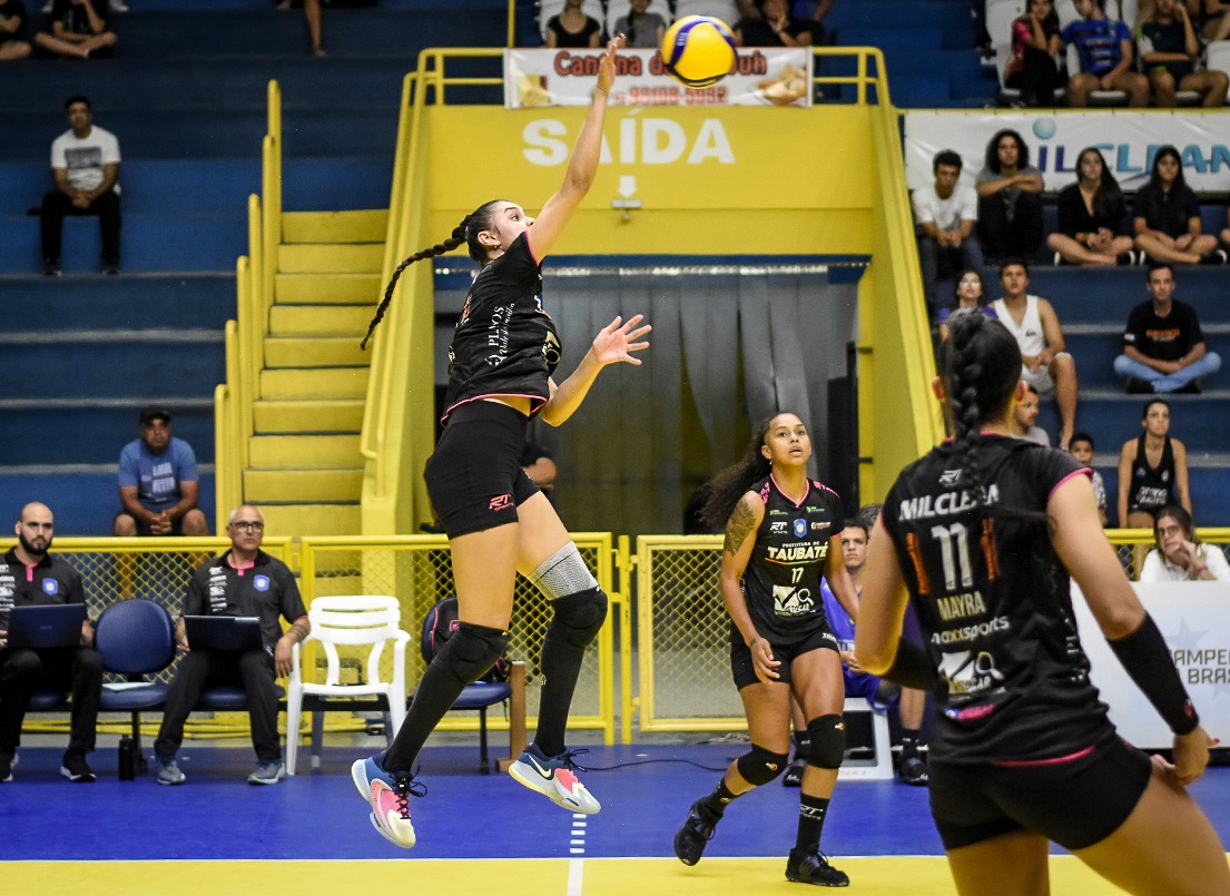 VoleiTaubate's tweet image. E mais algumas imagens dessa noite inesquecível para quem compareceu ao Abaeté. Essas garotas já entraram para a história do #VôleiTaubaté com esse Bronze🥉 na #SuperligaBFeminina 😍

📷 Renato Antunes/Ag. Maxxsports

 #Taubaté #Volleyball #Vôlei #Cbv