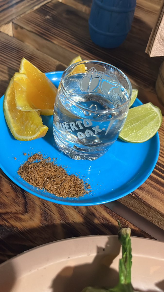 danieldandan's tweet image. No me vengan que las dietas y jugos detox. La verdad es que un mezcal es el verdadero desintoxicante