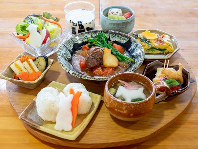 那須地域の美味しい食材9つが詰まったランチプレート「那須の内弁当（なすべん）」、那須どうぶつ王国さんで土日祝限定販売♫画像を拡大してよ〜く見ると…それぞれの器に動物型の食材🐇🐴🐏🐈🐧が乗ってる♡利用日3日前までにご予約を！
tochinavi.net/spot/news/inde…