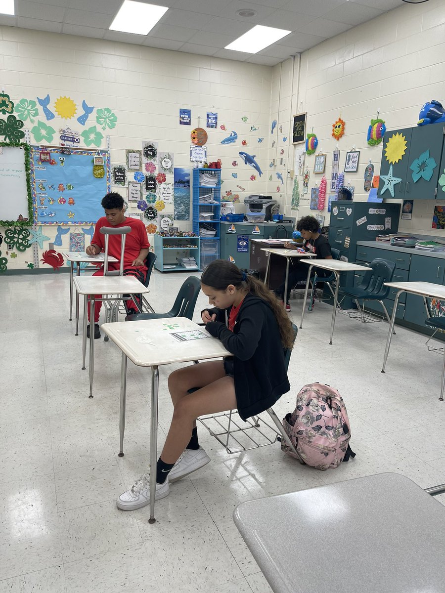 diamond_hms's tweet photo. History bingo was intense today😂🥳!!! #EBD #MiddleSchool #Review #BigBrainsBigHeartsLittleCutiePies https://t.co/0flLt7rL90