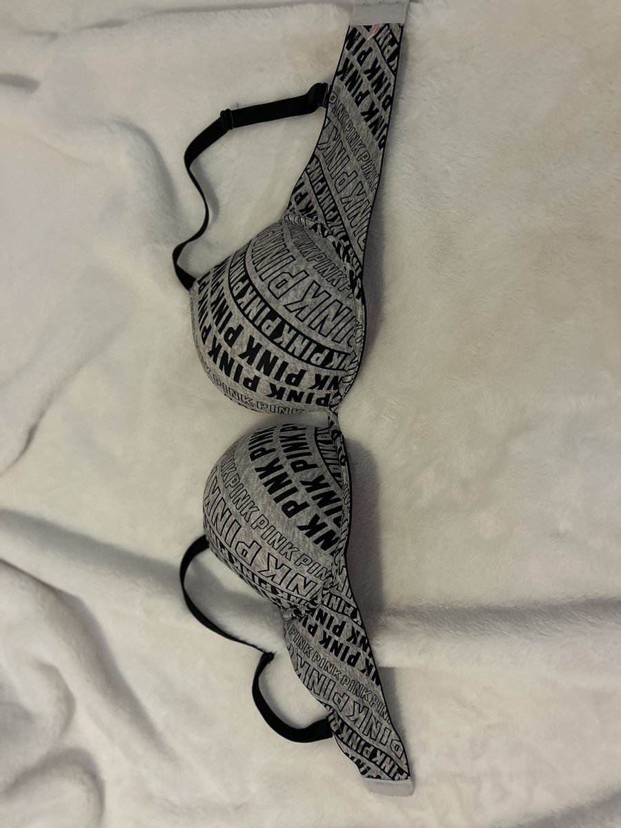 Scarlet3716's tweet photo. Free pics!!!!! You’re welcome 😘 

Selling this used push up! 34 DD!! I’ll fulfill special requests for FREE for the highest bidder! 

Bidding starts at $80 … comment or message me privately! 

Cashapp $xoxosca16 https://t.co/tnUFExvHQM