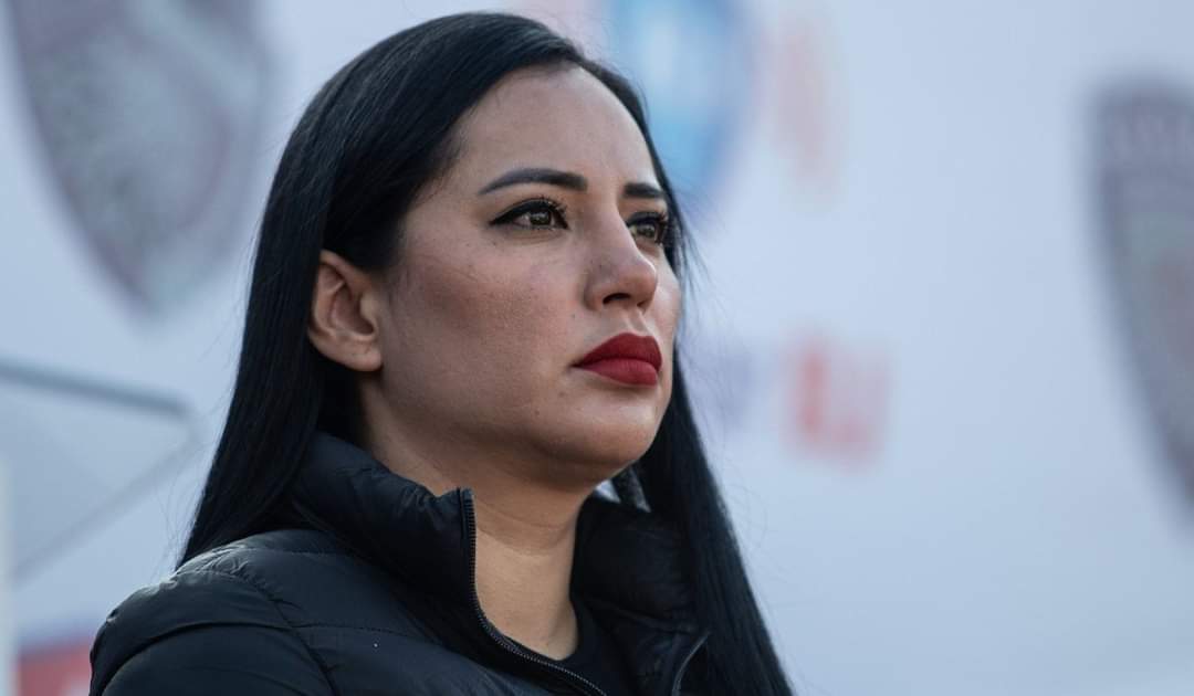 SoplonCdmx's tweet photo. @SandraCuevas_ alcaldesa de @AlcCuauhtemocMx nuevamente da que hablar, pues al acudir al incendio de la colonia #BuenaVista  fue recibida a gritos por los vecinos la alcaldesa, respondió con un gesto altanero, y bastante ofensivo hacía las víctimas. https://t.co/9EkhDza2zY