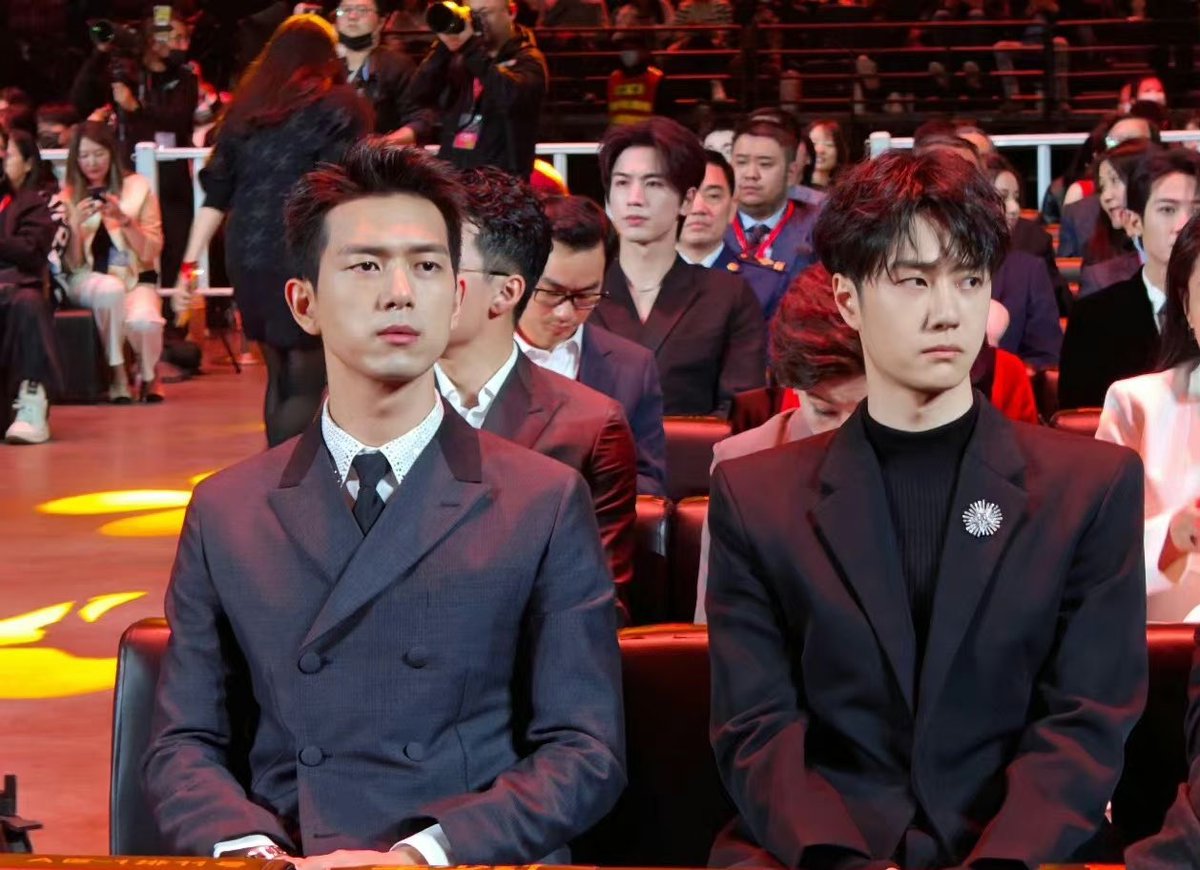 khj_wxyz's tweet photo. When you know later both of your spouses are gonna act very flirty &amp; friendly on stage. So you just sulk together in advance 😂 https://t.co/OUeGKD4gHn
