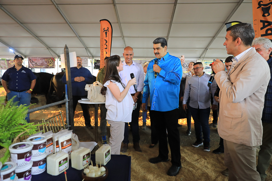 PresidencialVen's tweet photo. #EnVivo 📹| Mandatario nacional @NicolasMaduro augura a Venezuela como potencia energética mundial

"Todos debemos desarrollar la vocación exportadora y el funcionamiento de circuitos económicos sanos", orientó https://t.co/DQGoQQLUoi