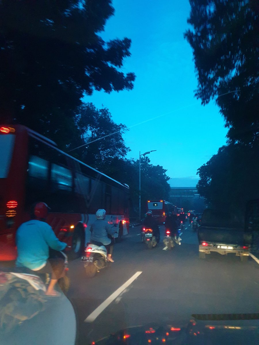 bondry's tweet photo. @TMCPoldaMetro @RadioElshinta @PT_Transjakarta @restrodepok Sudah terjadi kemacetan dari pagi dari kampus UI menuju jakarta. Mungkin sebaiknya pol busway sampai terminal margonda :) agar tidak terjadi antrian parkiran krn posisinya jalan menyempit. Terimakasih. https://t.co/tNuMzDIljZ