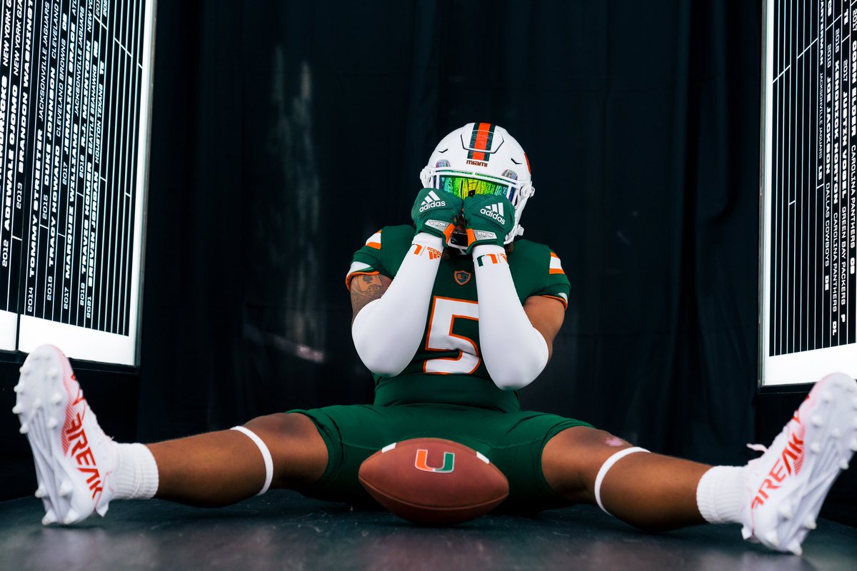 Lamarsmithh's tweet photo. 📍THE CRIB💚🧡 https://t.co/u2uRW1BApJ