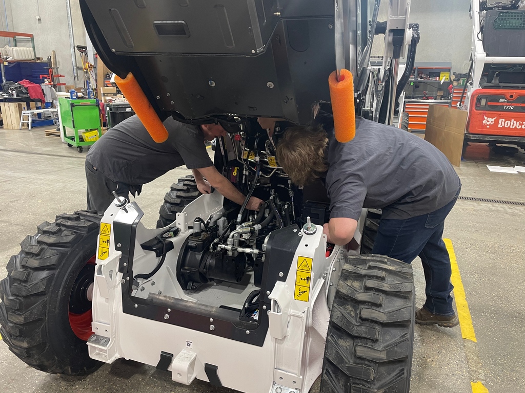 goironhide's tweet photo. Did you know we offer....
▪️Delivery &amp; Pickup
▪️Weekend Rentals
▪️In-Field Service

Our factory trained technicians want to help you get the job done, whenever you need us. We will help you get the job done! https://t.co/LiFE6s1ouu