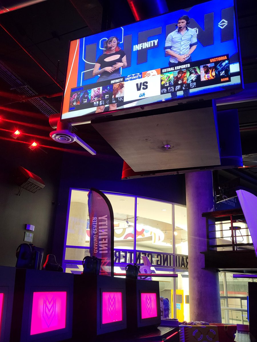 imzindana's tweet image. Viendo la #LLA desde el Infinity Gaming Center *.* Que lindooooosss #goINF