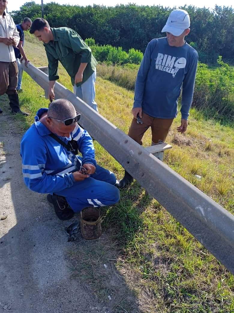 mariofsabines's tweet photo. Reparación ⚙️🔧de las defensas de carretera en el Corredor Turístico para la protección de los usuarios de la vía. Ley 109 Código d Seguridad Vial 
#TransporteCuba @eptmtz #MatancerosEnVictoria #GobMtz 
#Matanzas https://t.co/OoFXnPDP2H