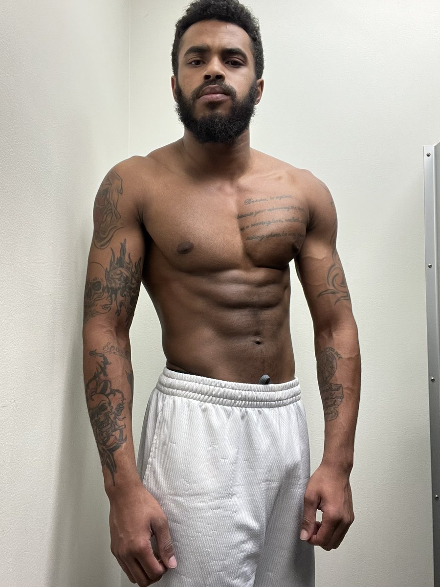 H_isaiahmoore_H's tweet photo. Face still a bit swollen from the weekend (Violence is forever definitely lives up to their name😅), but feeling damn good after chest and Biceps today 😏💪🏾

#Humanhighlight #wrestling #fitness #fitnessmotivation #gym #gymmotivation #chest #bicep #chestworkout #armworkout #tatted https://t.co/NzJAhmE3Gm