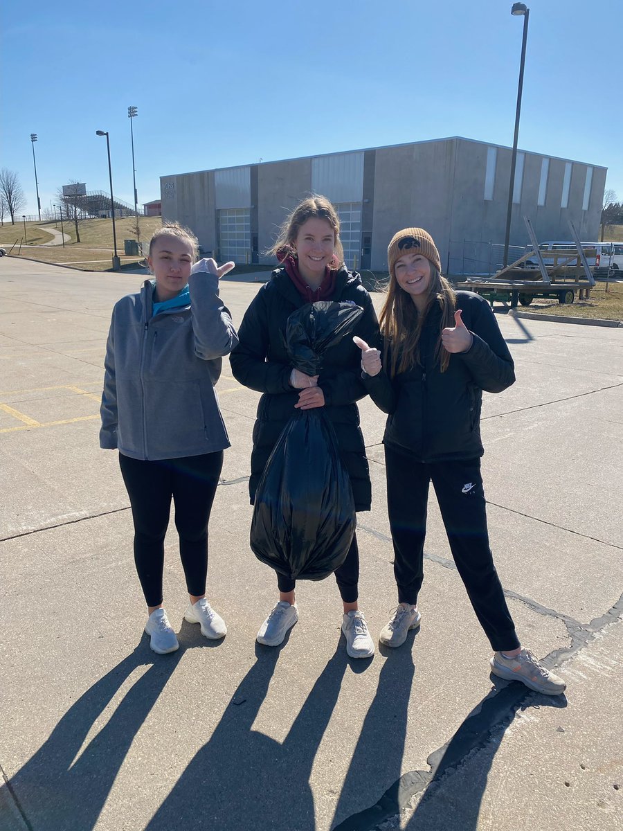 golfWDgirls's tweet photo. Thankful to be outdoors! The team volunteered to clean up trash around school and had time to play some holes outside! #wdgirlsgolf https://t.co/Ra7ESG5Y4H