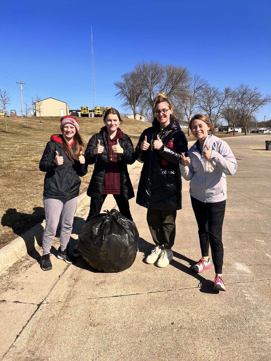 golfWDgirls's tweet photo. Thankful to be outdoors! The team volunteered to clean up trash around school and had time to play some holes outside! #wdgirlsgolf https://t.co/Ra7ESG5Y4H