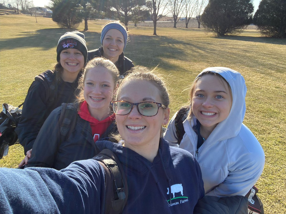 golfWDgirls's tweet photo. Thankful to be outdoors! The team volunteered to clean up trash around school and had time to play some holes outside! #wdgirlsgolf https://t.co/Ra7ESG5Y4H