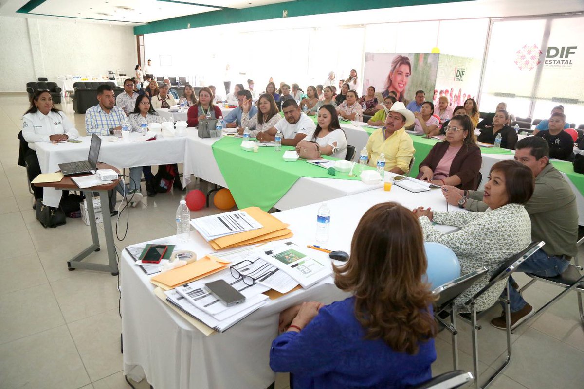 DIFEstatalSLP's tweet photo. Delegadas y delegados regionales del #DIFEstatalSLP, en conjunto con la Dirección de Desarrollo Comunitario y Asistencia Alimentaria; participaron en la capacitación “Nos ejercitamos en familia”, donde recibieron información sobre la sana alimentación y estilos de vida.🍏 https://t.co/ouXLTscKKq
