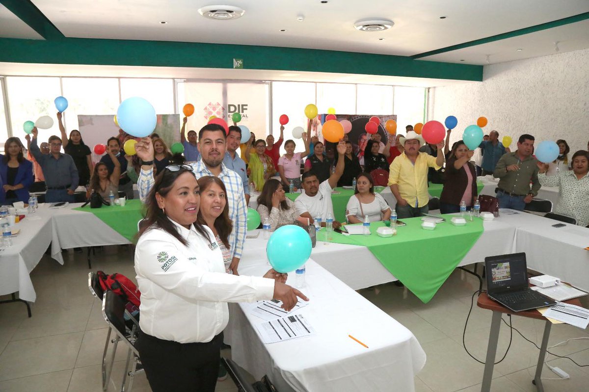 DIFEstatalSLP's tweet photo. Delegadas y delegados regionales del #DIFEstatalSLP, en conjunto con la Dirección de Desarrollo Comunitario y Asistencia Alimentaria; participaron en la capacitación “Nos ejercitamos en familia”, donde recibieron información sobre la sana alimentación y estilos de vida.🍏 https://t.co/ouXLTscKKq
