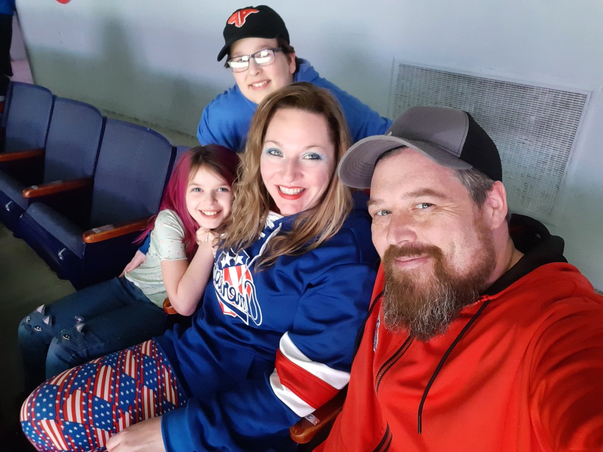 It's Hockey night!!!   Let's go <a href="/AmerksHockey/">Rochester Americans</a> !!! 

#wellnowselfie