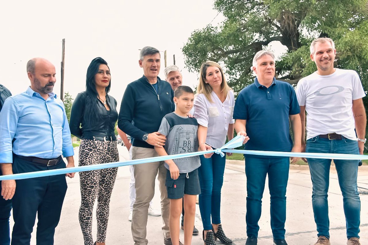 👉🏼 Junto al intendente <a href="/MartinLlaryora/">Martín Llaryora</a> y el viceintendente <a href="/PasseriniOk/">Daniel Passerini</a> inauguramos 3️⃣2️⃣ cuadras de pavimento en los barrios La Salle y Villa Solferino.
