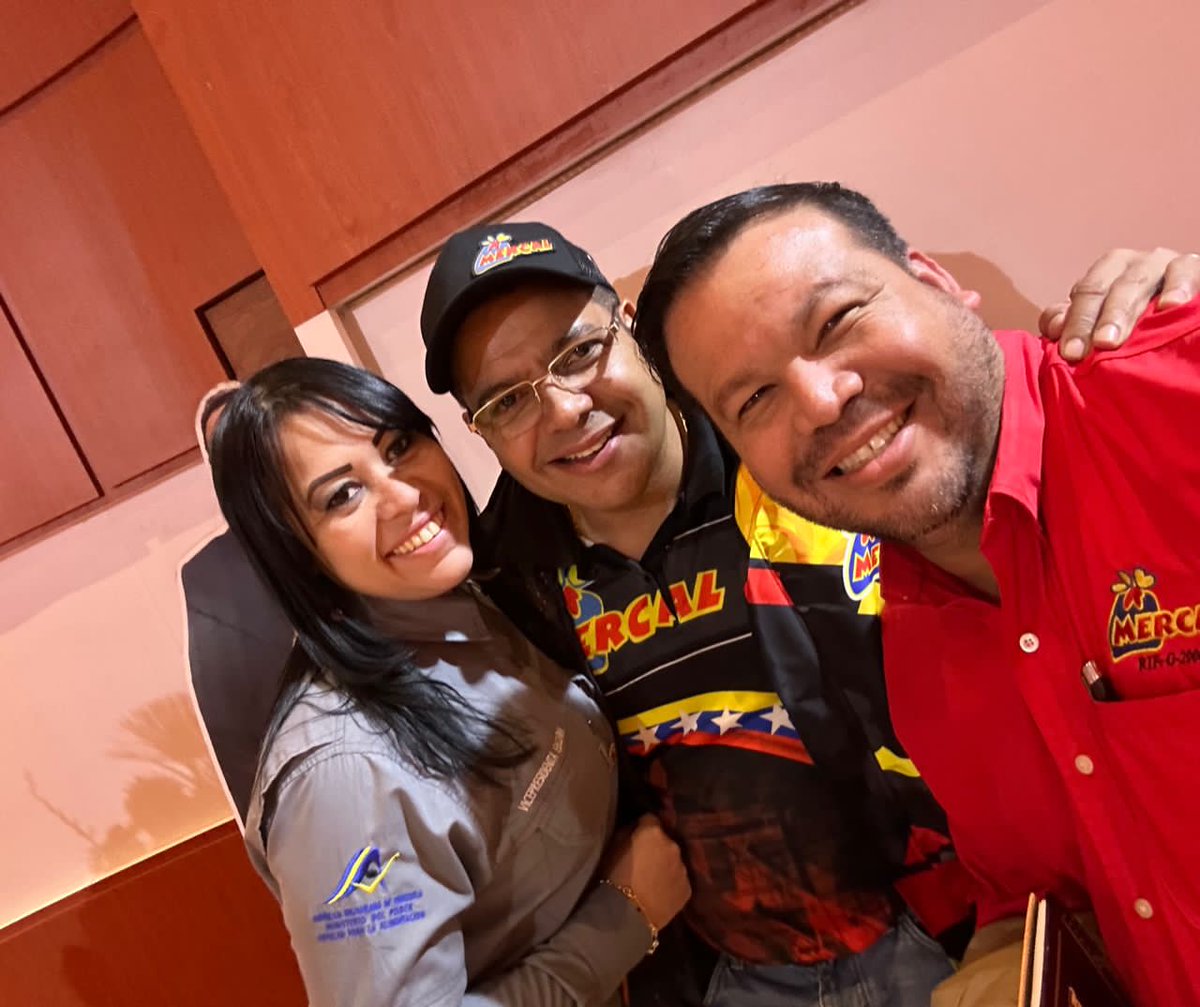 Yinderf's tweet photo. Con el propósito de fortalecer el #PAE , este #28marzo participamos en encuentro dirigido por el Ministro @LealTelleria la Pdta. del @InnVenezuela, Marilyn Di Lucas y el Pdte. de @MercalOficial, @GDJoseFMedinaE
#DuroContraLaCorrupcion
#alimen
@luismarcanos
@NicolasMaduro https://t.co/h3fWEw7wkG