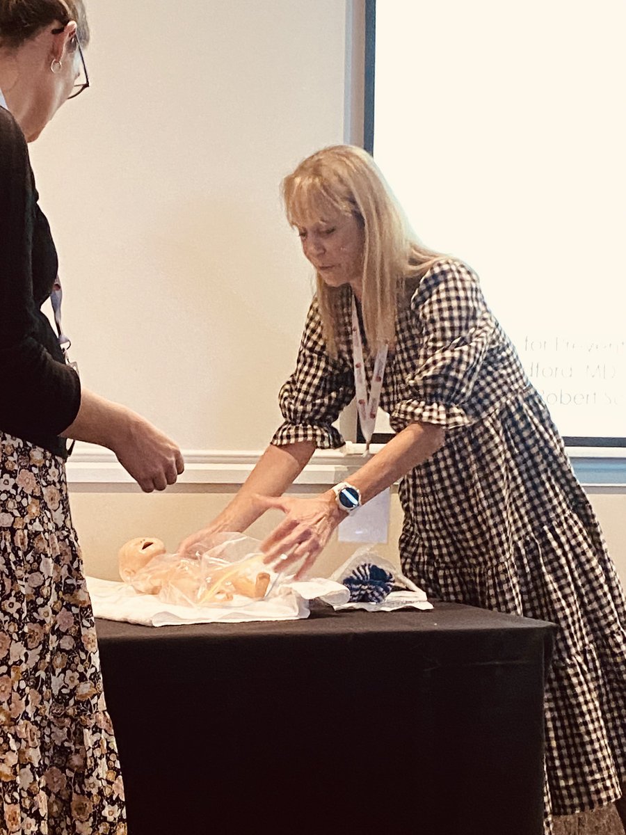 MarillaDruitt's tweet photo. Great #dipsday @ranzcog with demos of #preterm babies in a bag- #keepthemwarm
1. Don’t wipe off vernix
2. Cut hole in bottom of bag, pass head thru, hat on, access for sats via “top” of bag
3. Glad bag fine & cheap
Thanks Dr Nicky Webster https://t.co/2r8Mux9eX5