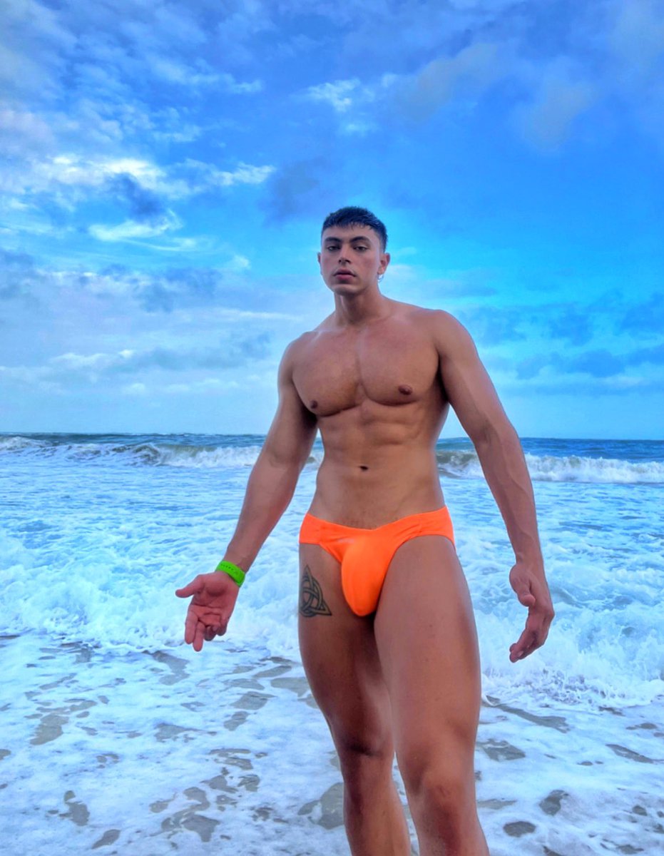 Vamos pa’ la playa 

Onlyfans.com/carva_top