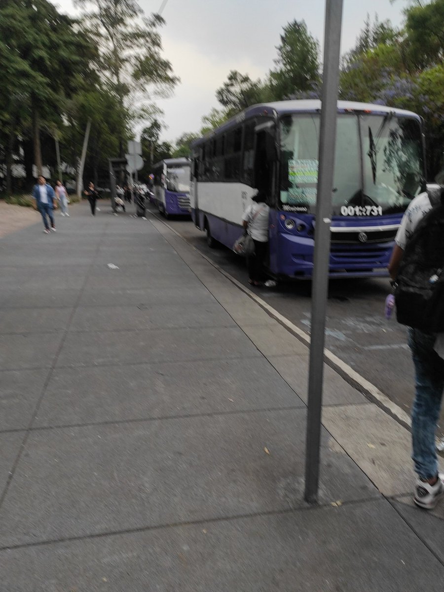 claupirrow's tweet photo. @LaSEMOVI evasión de operativo por parte de ruta 1 terminando ruta de taxqueña a palmas en la bombilla por falta de papeles https://t.co/xuV3cExrow
