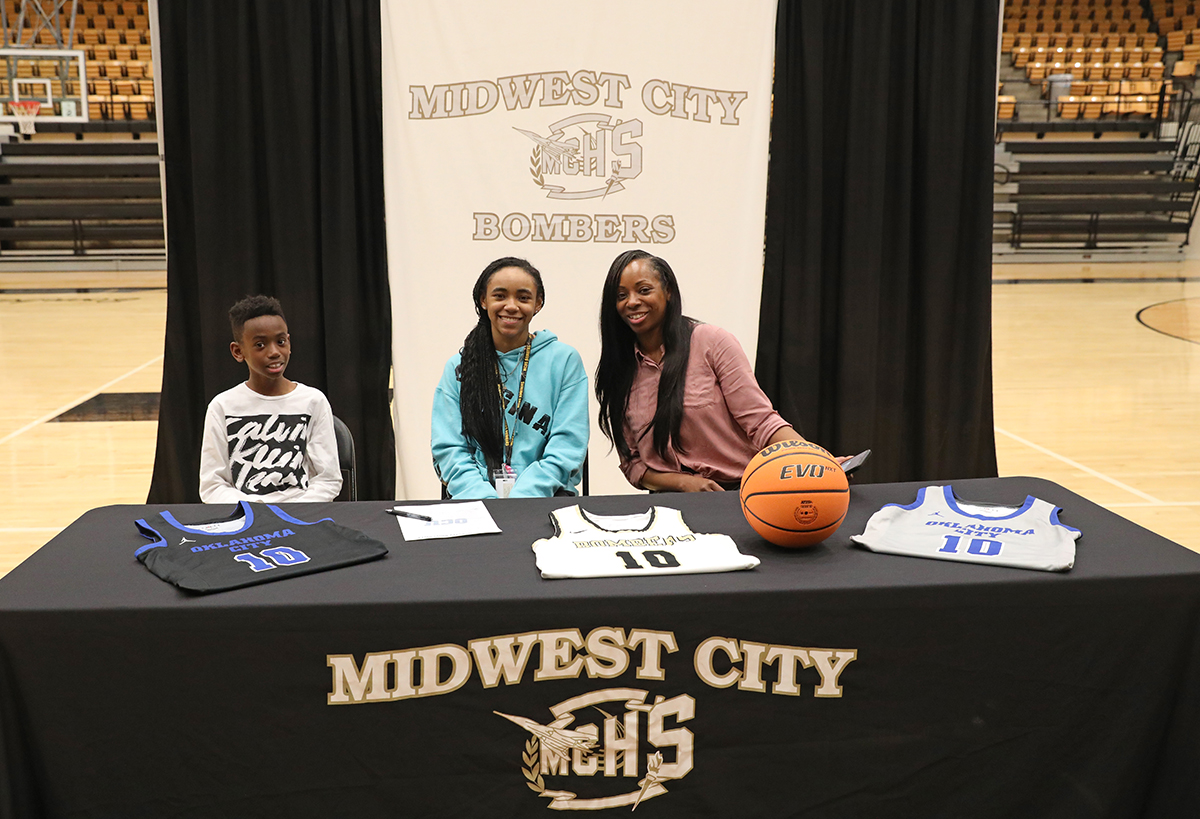 MWC_Beacon's tweet photo. Midwest City High School senior Myracle Washington signed with Oklahoma City University basketball today during a ceremony at JE Sutton Fieldhouse. Washington was named to the All-Oklahoma 7 Conference Third Team as a senior. #okpreps https://t.co/0pjbZLK6In