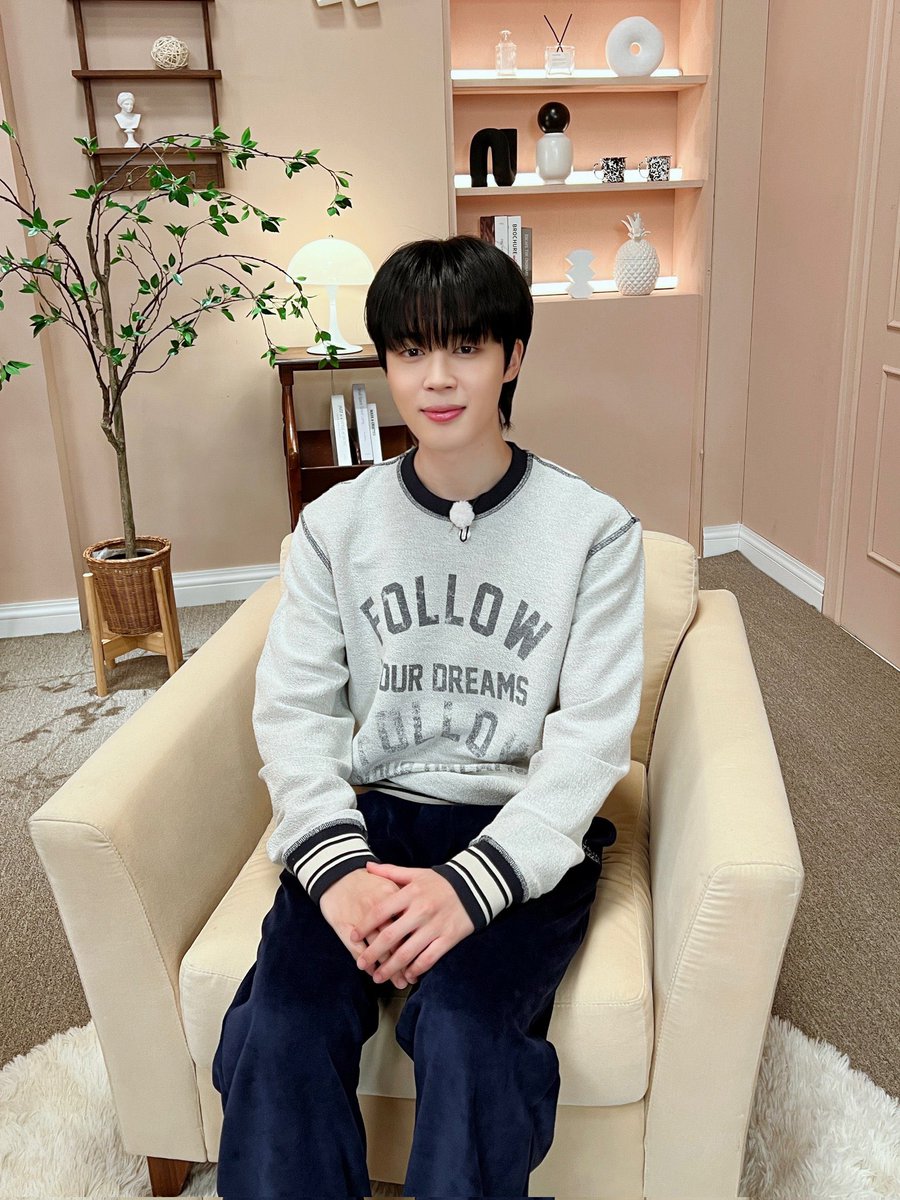 th_95_jimin's tweet photo. 昨日のFACE LIVE楽しかった💛
ありがとう😊
相変わらず話し方かわいいし♡
ジミンちゃんの話し方の語尾がすごくかわいくて好き♡
可愛さ満載だった🥹
今日も沢山聴くからね💛
#LikeCrazy_OutNow #FACE_OutNow
#JiminFACEDebut #Jimin_FACE https://t.co/TttWOx9VXO