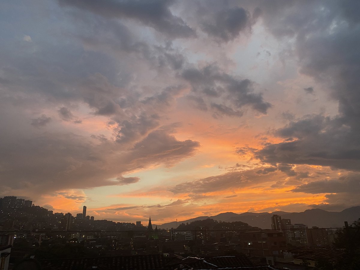 LManuela10's tweet photo. Pues, este atardecer de Medellín😍 https://t.co/LRLToXMUYH