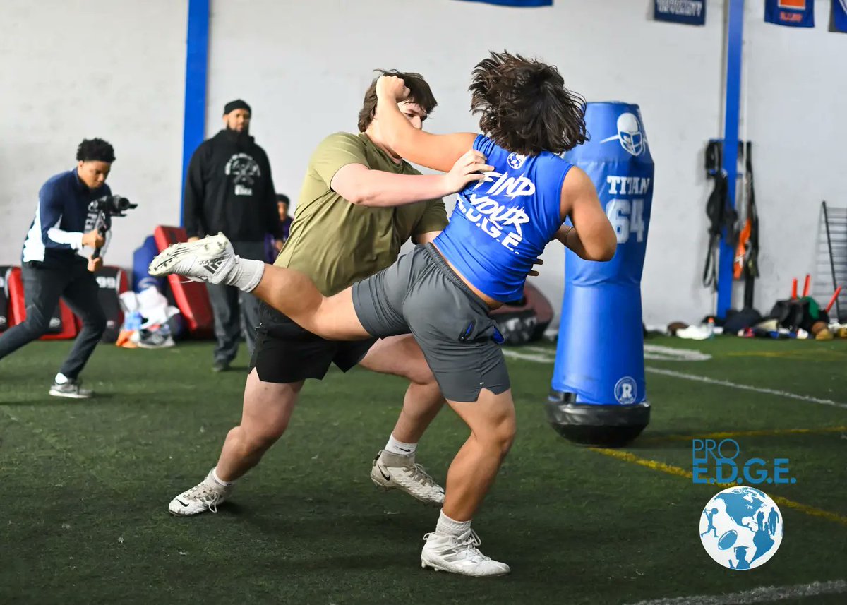 the_proedge's tweet image. The grind is real! These shots sum up the day during OL vs DL/EDGE 1v1s. Wins and Loses all help mold you, but how you respond defines you. This is a sparing match, the real fight lies ahead 🎬 #WhatsYourEdge #FindYourEdge ##TheProEdge #FooballAcademy #OLine #DLine #EdgeRushers