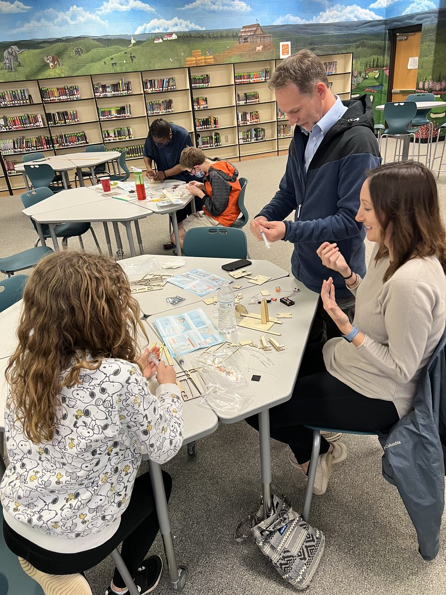 TRMSFalcons's tweet photo. Thank you, @GEARUPBurke for another great Family Design Night! #allinBCPS #ignitelearningBCPS https://t.co/BNMHBA8acL