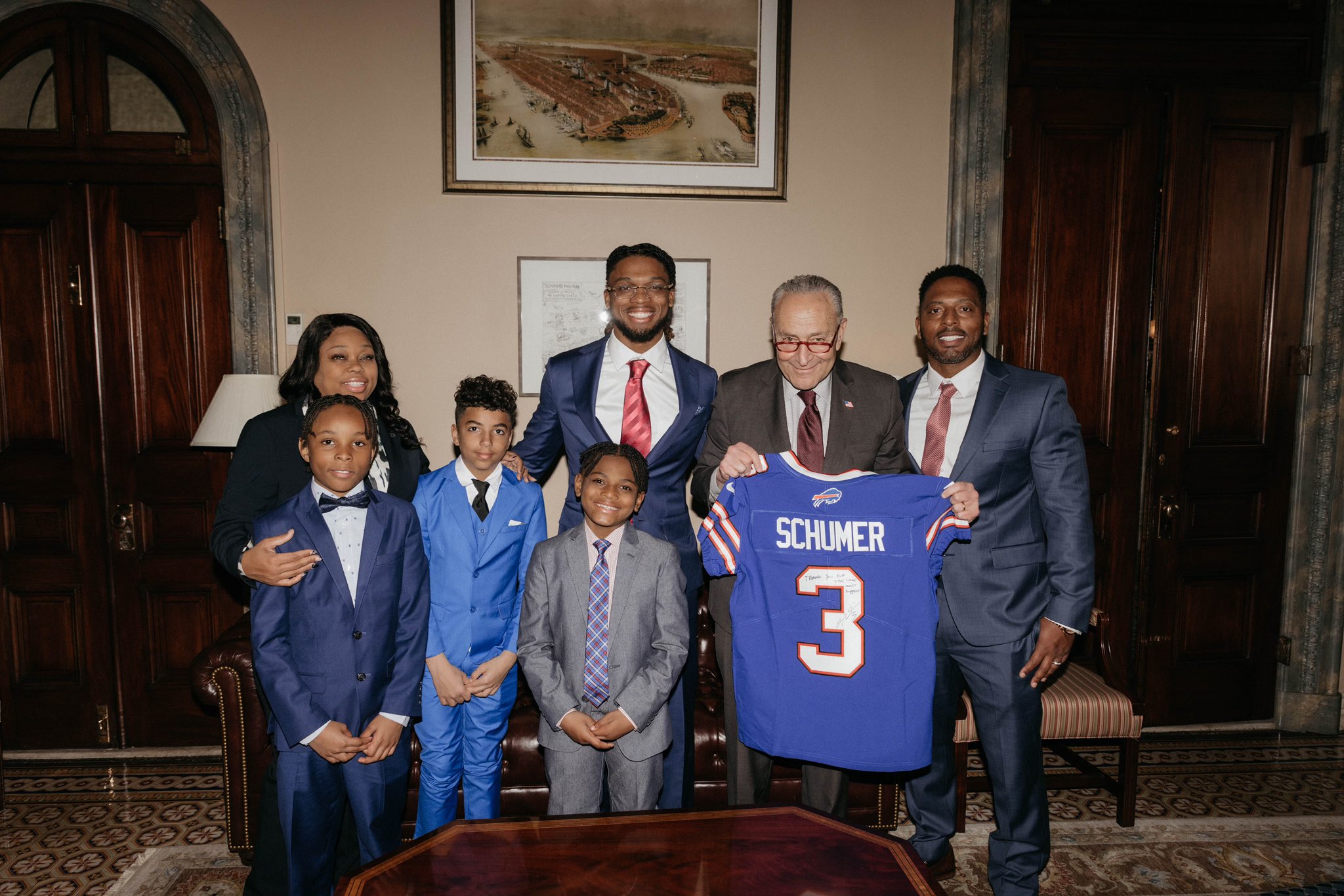 Damar Hamlin en Washington DC promoviendo el acceso a desfibriladores en las escuelas. Foto: Twitter. @HamlinIsland.