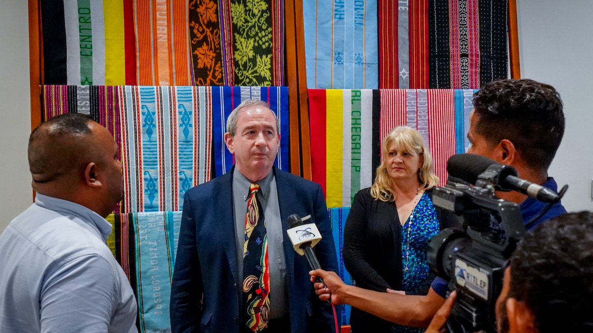 Chargé Daley held a roundtable discussion with local journalists on the new $420M MCC Compact. In the years ahead, the Compact will improve water and sanitation in and around Dili, invest in teacher and school leader training to improving learning outcomes for Timorese students.