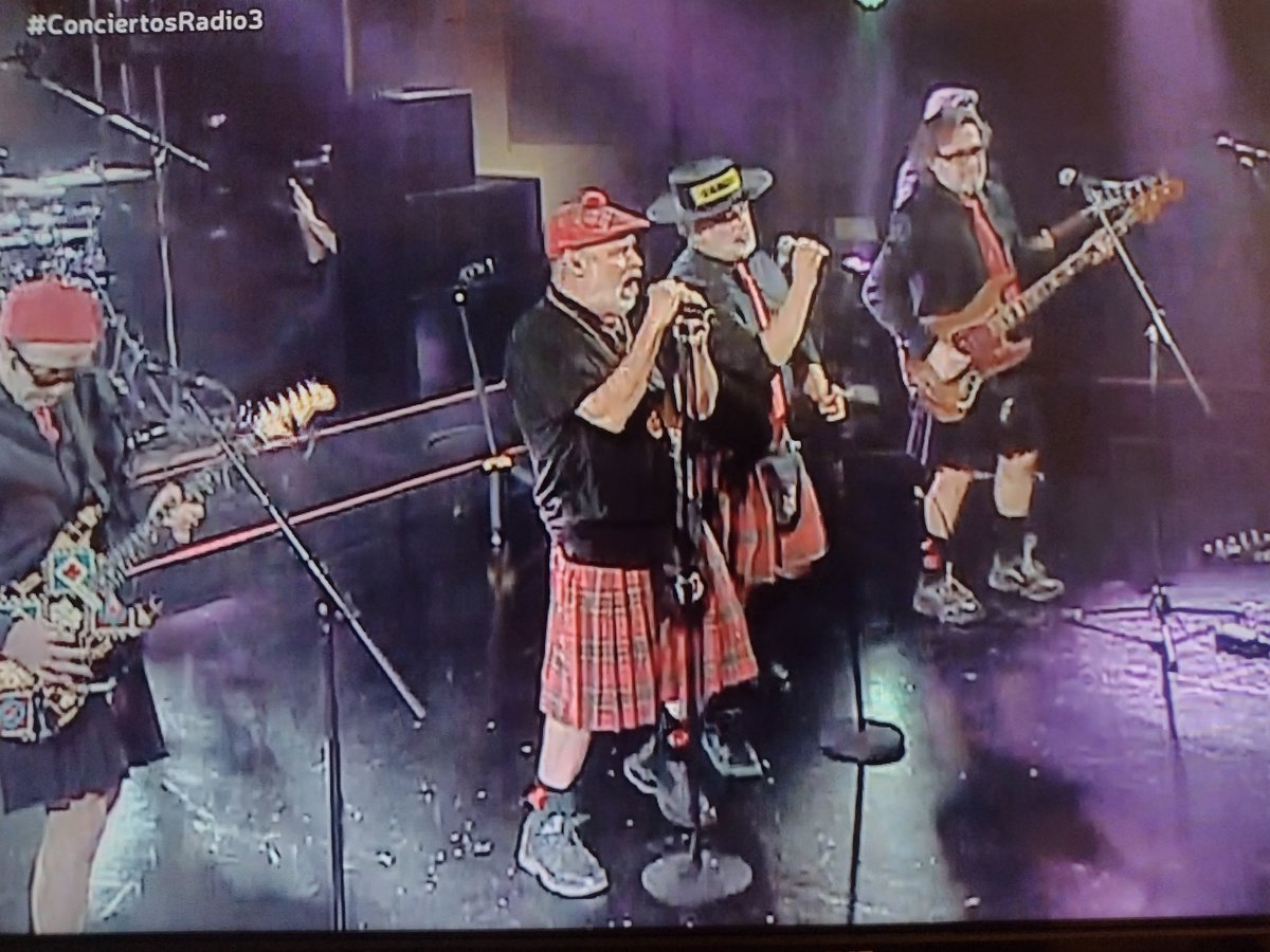 .. #TorerosConChanclas ahora en @la2_tve 👏😄🎶