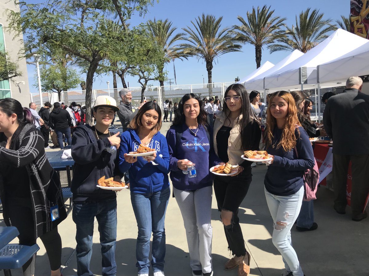 LynwoodSchools's tweet photo. As we conclude #NationalNutritionMonth, we're so glad our #FirebaughHigh students had the chance to share their thoughts on potential new cafeteria items - thank you to our Nutrition Services Department! #wearelynwood #mylusd #lynwood #lynwoodschools #KidsEatRight https://t.co/62oFGR9uC6
