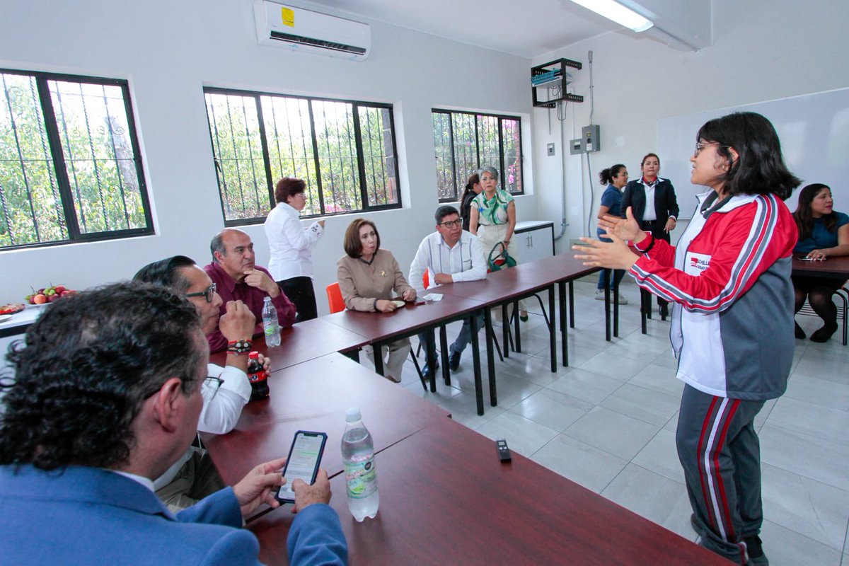 natycastrejonv's tweet photo. Para brindar a la comunidad educativa las condiciones que les permitan su desarrollo personal y profesional, como lo ha establecido el mandatario estatal @juliomenchaca_, en el Plantel Azteca de #TepejiDelRío con una inversión de más de 2 millones de pesos, hoy apoyamos a 209 estudiantes con la entrega de 2 aulas, laboratorio multidisciplinario y laboratorio de cómputo.

La educación la construimos todos, recuerden que queremos que cada una y uno de ustedes logre desarrollar todo su potencial   

#PrimeroLaEducación 
#ConEducaciónHayTransformación #NatyCastrejón