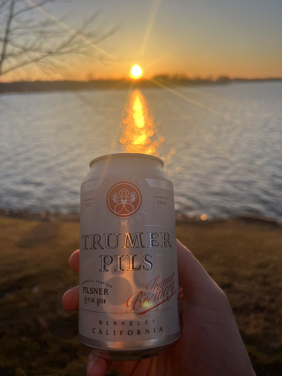 DaveFarley1986's tweet photo. When you bring @TrumerPilsUSA to the lake house in Indiana! What a view of the sunset! #Sunset #TrumerPils #LakeHouse #108ing https://t.co/4YgVXzNbXD