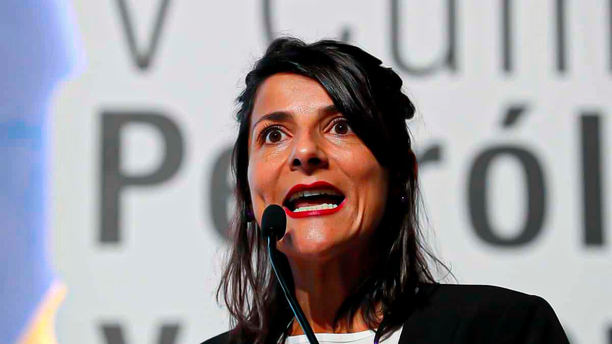 RNacional_News's tweet photo. ¿Estás de acuerdo en echar a Irene del Ministerio de Minas y de Energía y si es posible de Colombia? ❤️🔄 https://t.co/Oo5ZYprod8