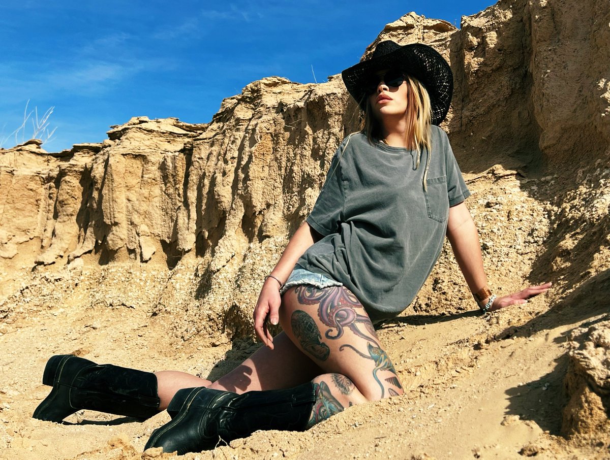 YOUR_HEXELLENCE's tweet photo. Please help me get to the next round with @Inkedmag! 
‼️ Vote Here ‼️
https://t.co/9Srcld2ldg

Love you all 😘😘😘 https://t.co/rIxXnlSkZd
