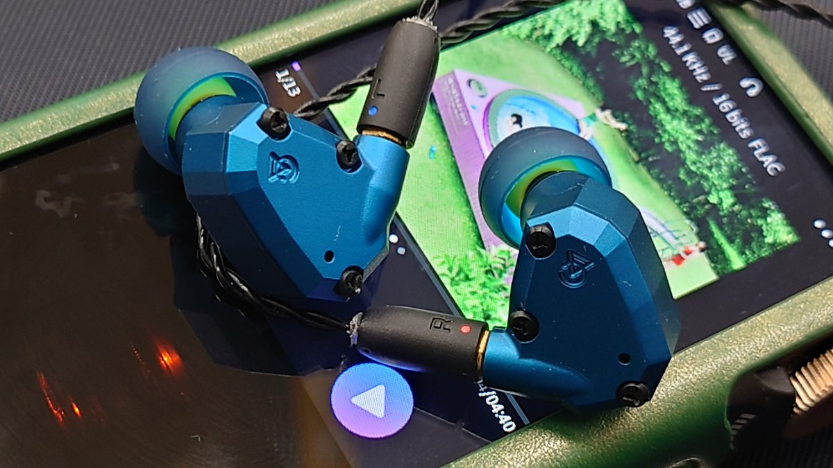 ryoutadb's tweet photo. 今日は家の低音番長を奪われてしまった、Campfire audio Polaris2とCopper Litzです。もう少し太くと思いながら、バランス崩れそうで旧ケーブルのままです😇でもAtlasは太くしたいと思えるのですよね。多分あの筐体で鳴らせてない感があるからかなw😇
#campfireaudio 
#polaris2 
#今日のイヤホン https://t.co/08r0q3OEX7