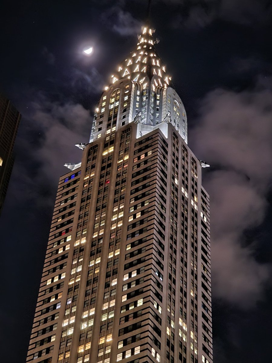 Moose_lu's tweet photo. Stuck between the moon and New York city https://t.co/k9mPw32kfe