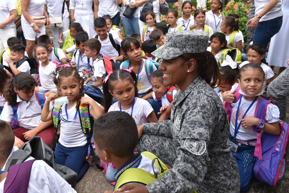 FuerzaAereaCol's tweet photo. Más de 60 niños del Internado Campestre Santa Ana, ubicado en el municipio de Agua de Dios #Cundinamarca, recibieron útiles escolares de su @FuerzaAereaCol, #FundaciónManoAmiga y #FundaciónAmigosDelEjército.
▶️https://t.co/UFCQOge8Y4
#MiFuerzaAérea🇨🇴
#SiempreFirmes
#EPFAC https://t.co/flmpLuinVn