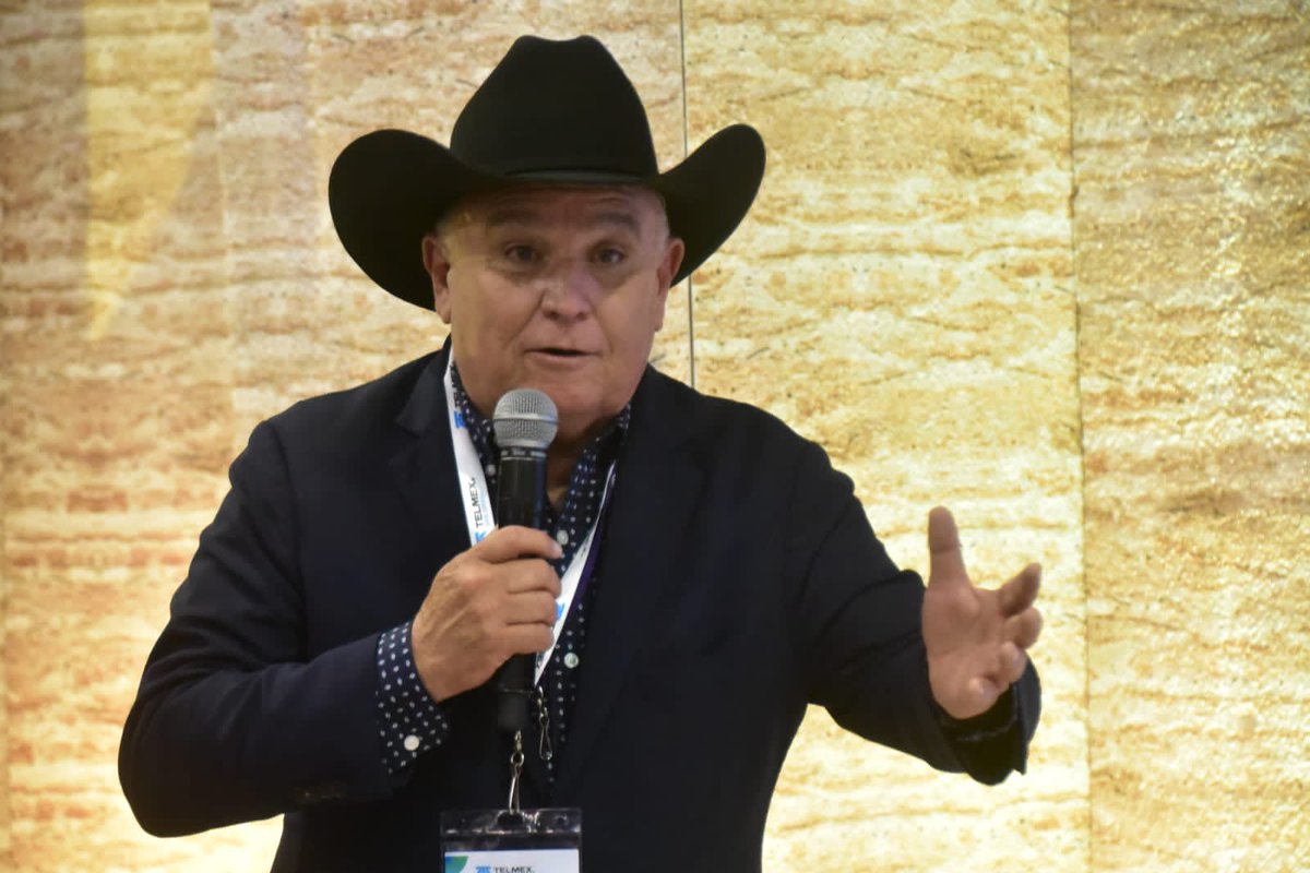 La Secretaria de Turismo y Desarrollo de Pueblos Mágicos, <a href="/luciaazucena/">Azucena Ramos</a> asistió a la toma de protesta del nuevo presidente de ANTOMEX, Luis Gilberto Arocha, empresario coahuilense, quien posteriormente presentó su programa de trabajo 2023.