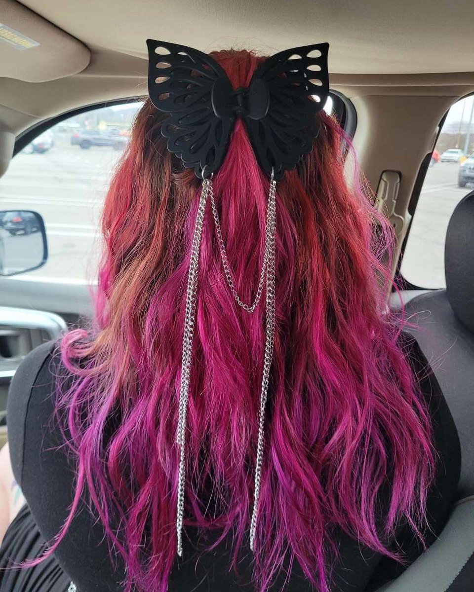 neondemon182's tweet photo. I gotta show y’all how cute this hair clip is 🥹🥹🥹 https://t.co/NgFqYsFRpS