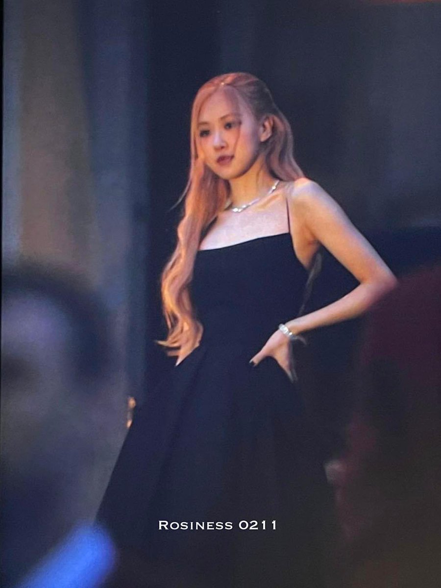 tn110219971's tweet photo. Literally Stunning omg 😳😳 ROSÉ HOSTS SULWHASOO
 
#RoséMETSulwhasoo
#SulwhasooxTheMet https://t.co/qbhswWroQ6