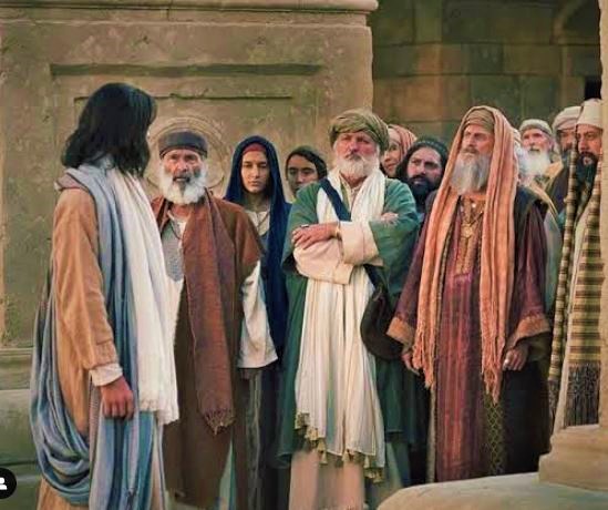 Qalulu l-Lhud: “Għadek anqas għalaqt il-ħamsin u rajt lil Abraham?”. Qalilhom Ġesù: “Tassew tassew ngħidilkom, qabel ma kien Abraham, jiena hu”. Għalhekk il-Lhud qabdu l-ġebel biex iwaddbuhulu; imma Ġesù nħbielhom u ħareġ mit-tempju - L-Evanġelju għal-lum : Ġw 8, 51-59