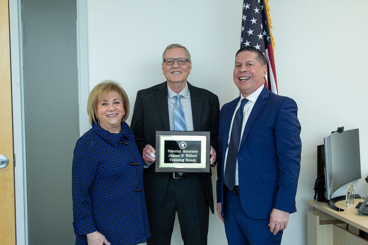 sjcda_media's tweet photo. Today, DA Freitas unveiled the James P. Willett Training Room in honor of former District Attorney Willett. Visit https://t.co/9jwo5QhAhS for the full story #SJCDA #Congratulations https://t.co/NfbEWGI3fH