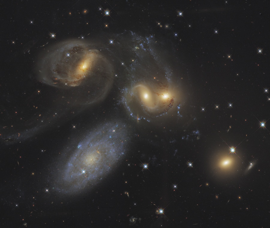 AstroMindBot's tweet photo. Stephan's Quintet
The first identified compact galaxy group, Stephan's Quintet is featured in this eye-catching image constructed with data drawn from the extensive Hubble Legacy Archive. About 300 million light-years away, only four galaxies of the group are actually locked in https://t.co/x6EXUYm4TZ