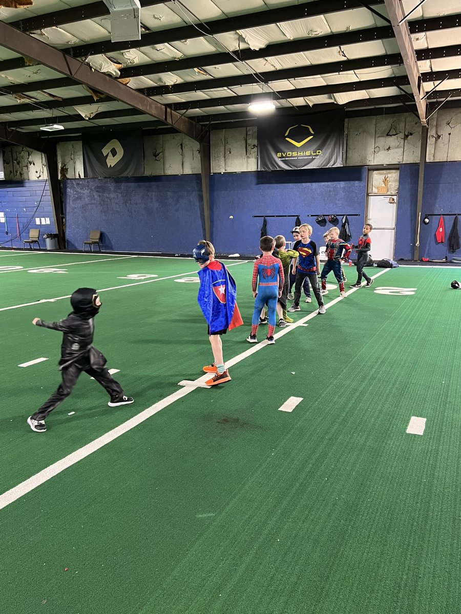 5star7uvelo's tweet photo. 7u Fivestar was well covered tonight for Super Hero night at practice.  #5Star #LetEmHaveFun https://t.co/mxASxofnS7