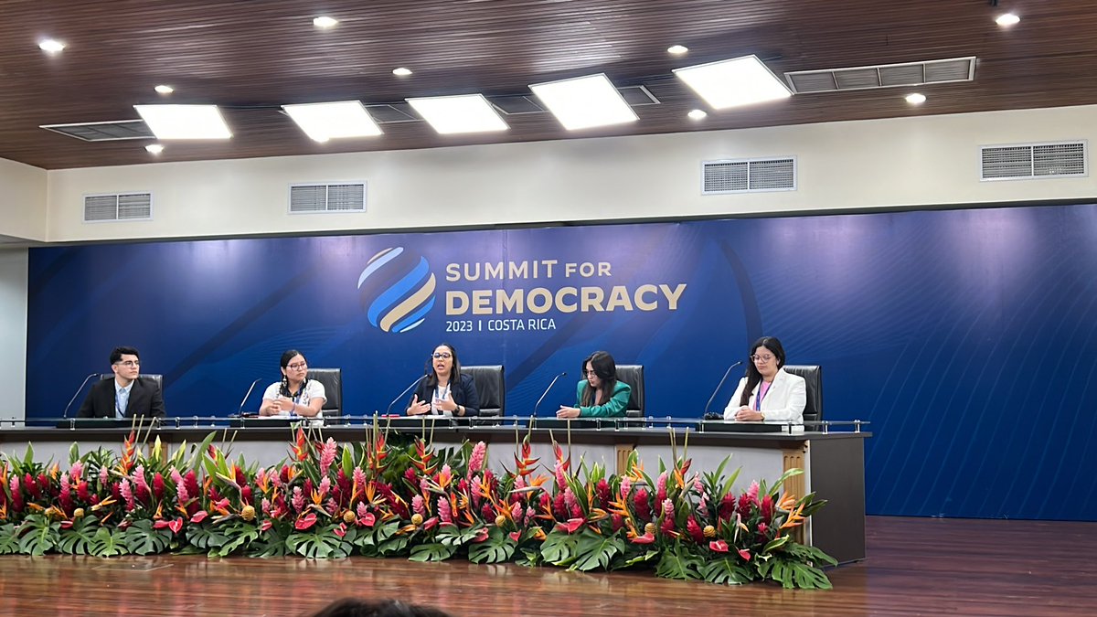 En el marco del #SummitForDemocracy escuchando testimonio de @majobless 🇻🇪 y @YunoAcostaV 🇳🇮 en el panel: Activismo Juvenil en la Sociedad Civil. #S4D #Summit4Democracy @JuventudLAC