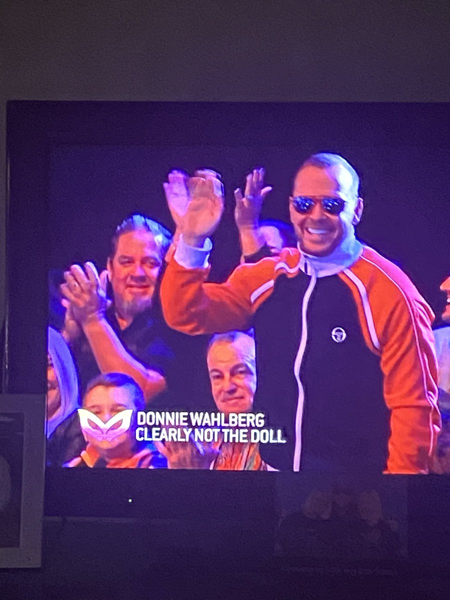 Jones29Mrs's tweet photo. @DonnieWahlberg @MaskedSingerFOX @FOXTV Made my night @DonnieWahlberg #MaskedSingerFOX https://t.co/KYiAIVdovr